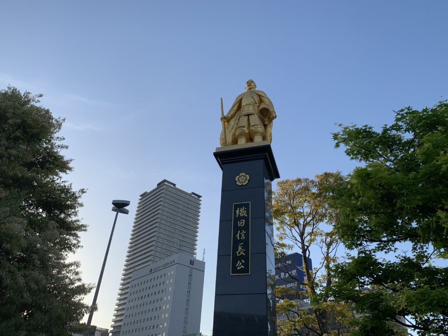 岐阜駅の信長像