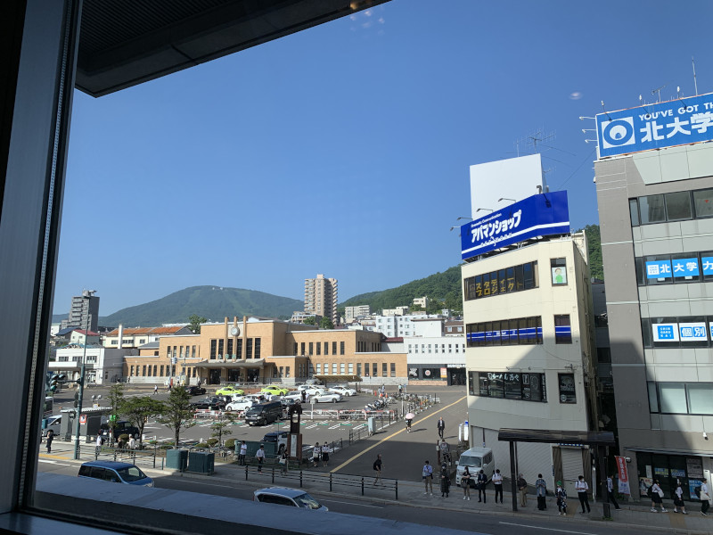 ドーミーインPREMIUM小樽の朝食会場から見えるJR小樽駅