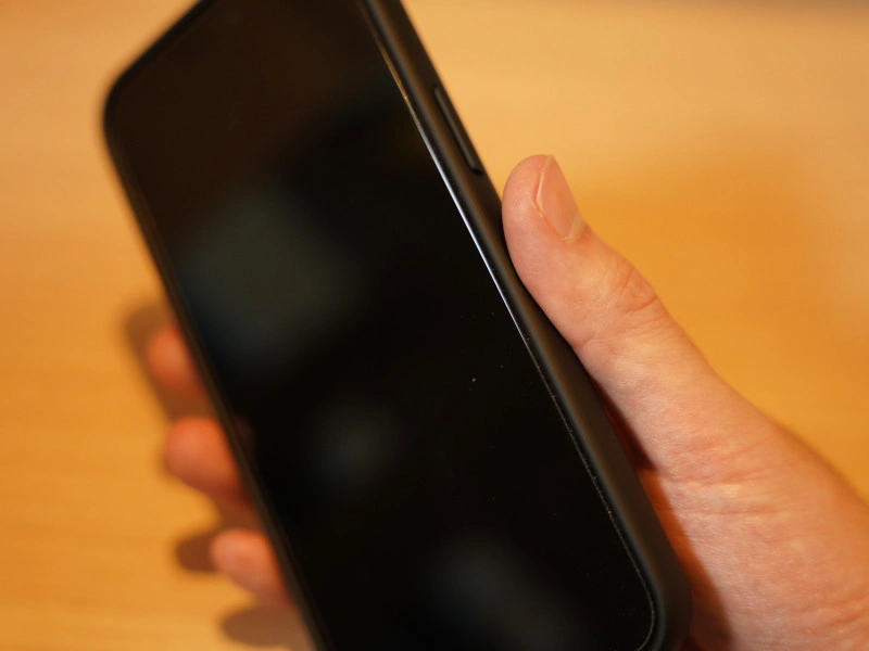 ORANGA iPhoneケースを手に握った様子の写真