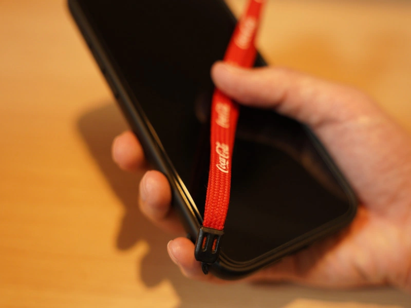 ORANGA iPhoneケースにリストストラップをつけた写真