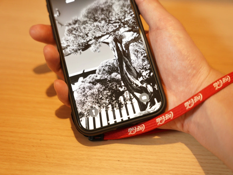 ORANGA iPhoneケースにつけたリストストラップを手首につけた様子の写真