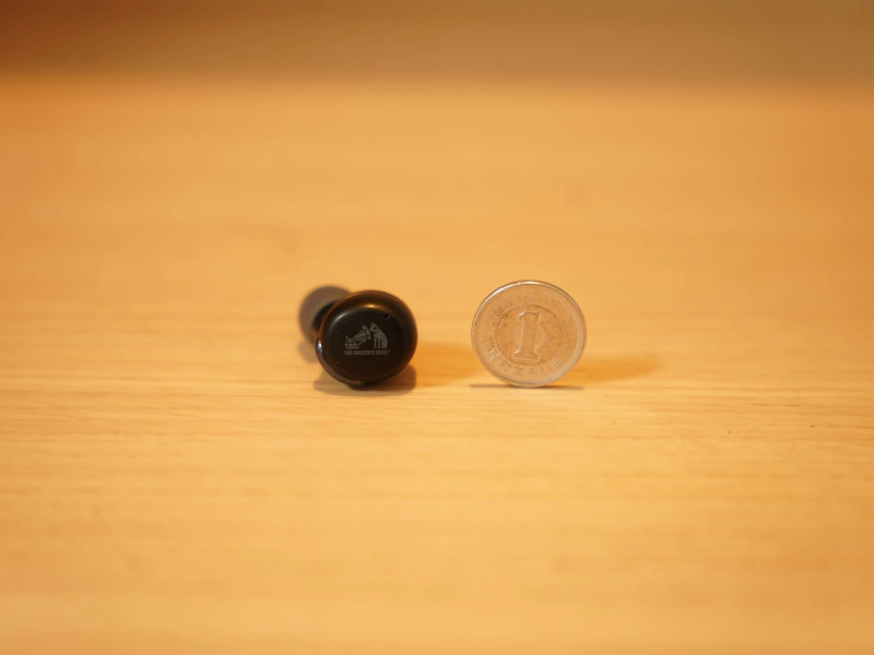 Victor HA-A30Tのイヤホンと一円玉を比較した写真。左側にイヤホン、右側に一円玉が置いてある。